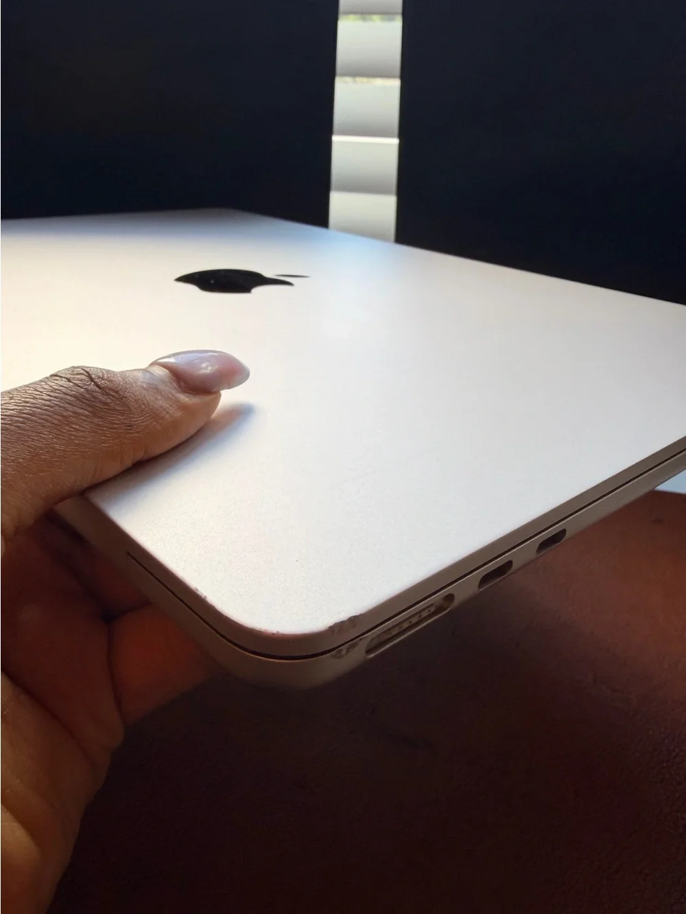 Apple MacBook Laptop in Starlight with damaged screen laptop is repairable